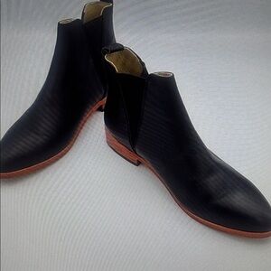 NWB Women’s Nisolo Chelsea Boot.  Size 5.  Black